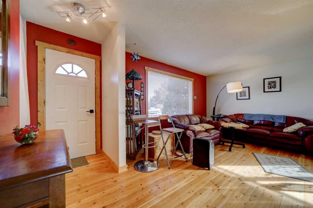 452 16 Street, Fort Macleod, AB - Indoor Photo Showing Living Room