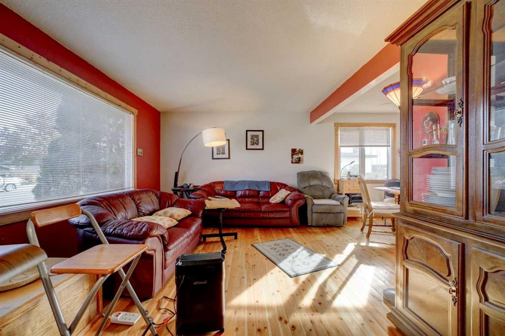 452 16 Street, Fort Macleod, AB - Indoor Photo Showing Living Room