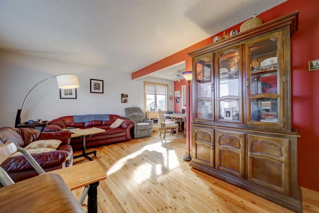 452 16 Street, Fort Macleod, AB - Indoor Photo Showing Living Room