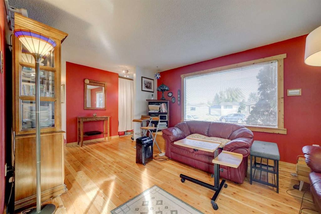452 16 Street, Fort Macleod, AB - Indoor Photo Showing Living Room
