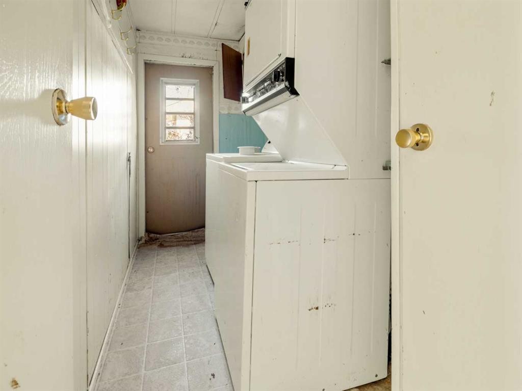 404 5 Avenue, Warner, AB - Indoor Photo Showing Laundry Room