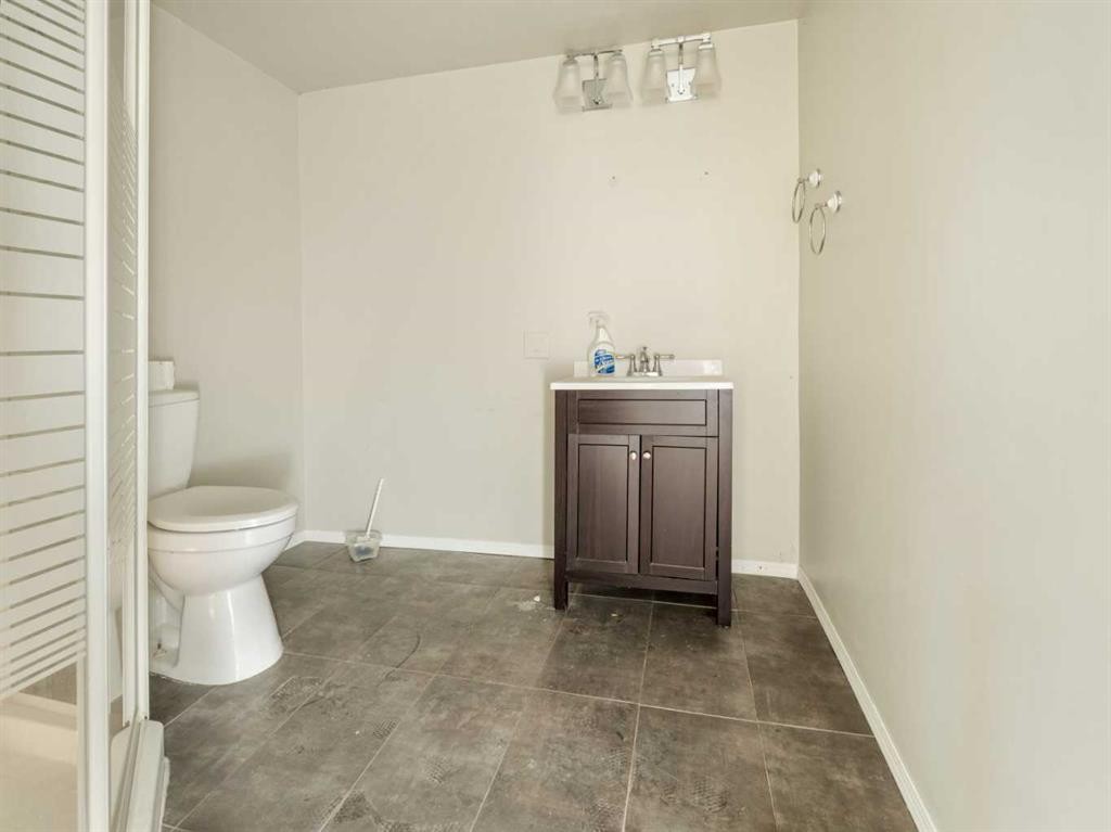 404 5 Avenue, Warner, AB - Indoor Photo Showing Bathroom