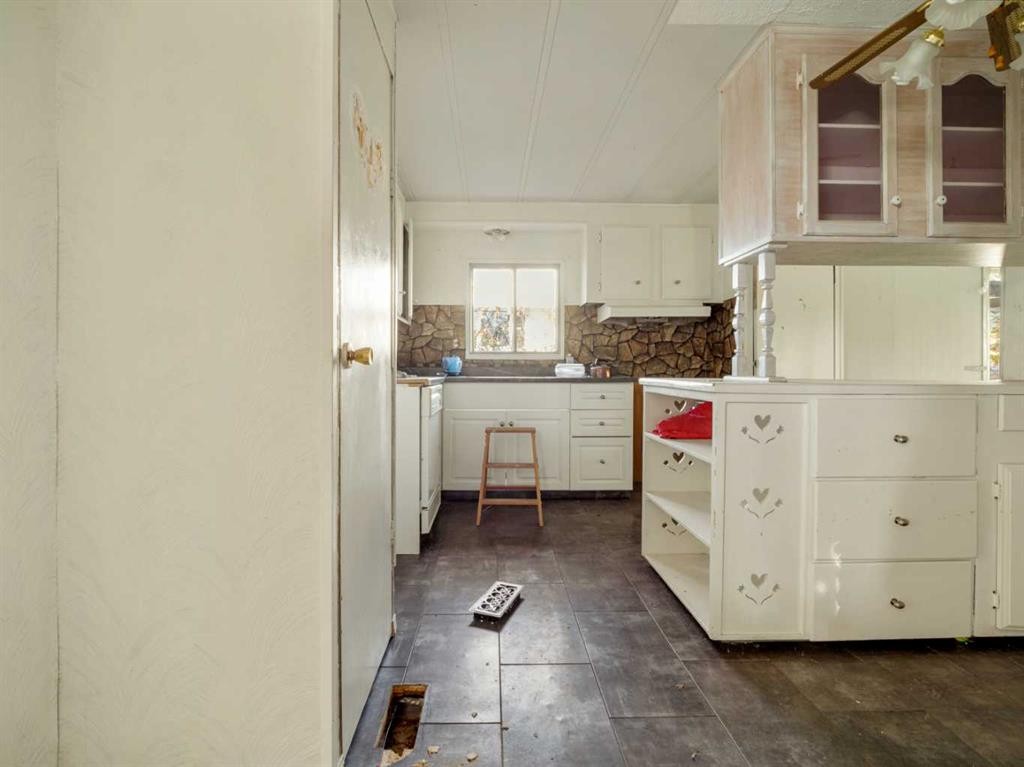 404 5 Avenue, Warner, AB - Indoor