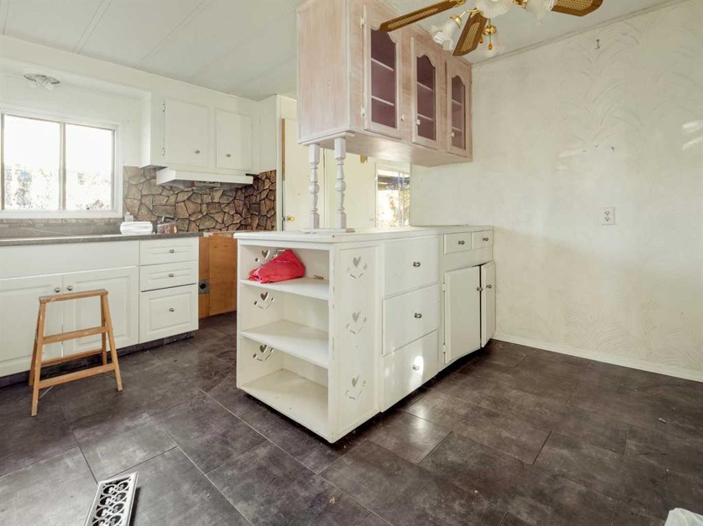 404 5 Avenue, Warner, AB - Indoor Photo Showing Kitchen