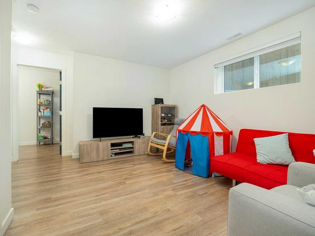 660 Aquitania Boulevard West, Lethbridge, AB - Indoor