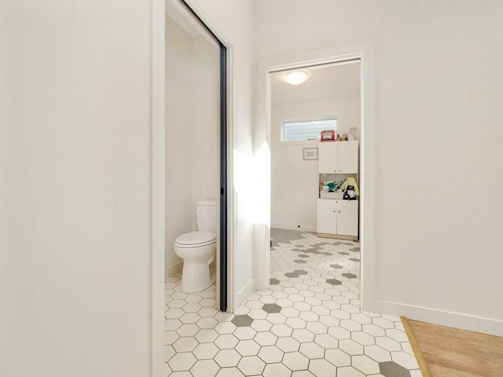 660 Aquitania Boulevard West, Lethbridge, AB - Indoor Photo Showing Bathroom
