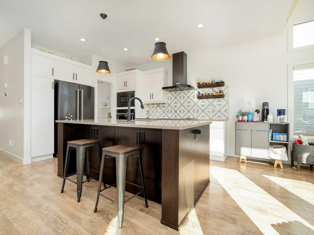 660 Aquitania Boulevard West, Lethbridge, AB - Indoor Photo Showing Kitchen With Upgraded Kitchen
