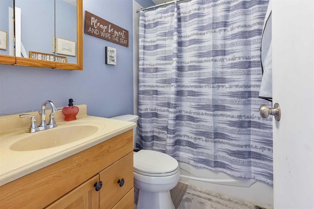 486N 100E, Raymond, AB - Indoor Photo Showing Bathroom