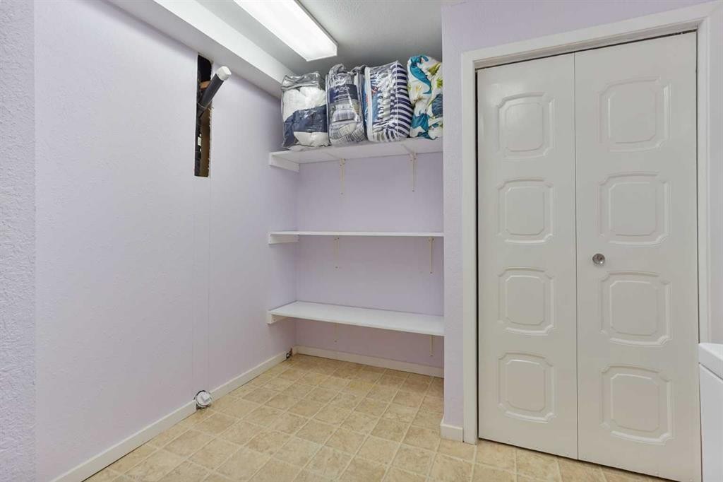 486N 100E, Raymond, AB - Indoor