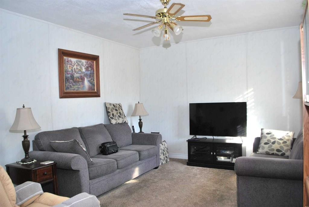 246 N 100 E, Raymond, AB - Indoor Photo Showing Living Room
