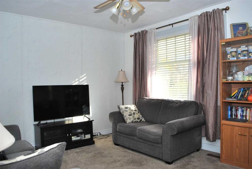 246 N 100 E, Raymond, AB - Indoor Photo Showing Living Room
