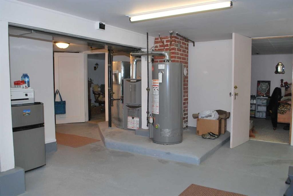 246 N 100 E, Raymond, AB - Indoor Photo Showing Basement