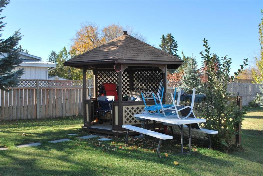 246 N 100 E, Raymond, AB - Outdoor With Backyard