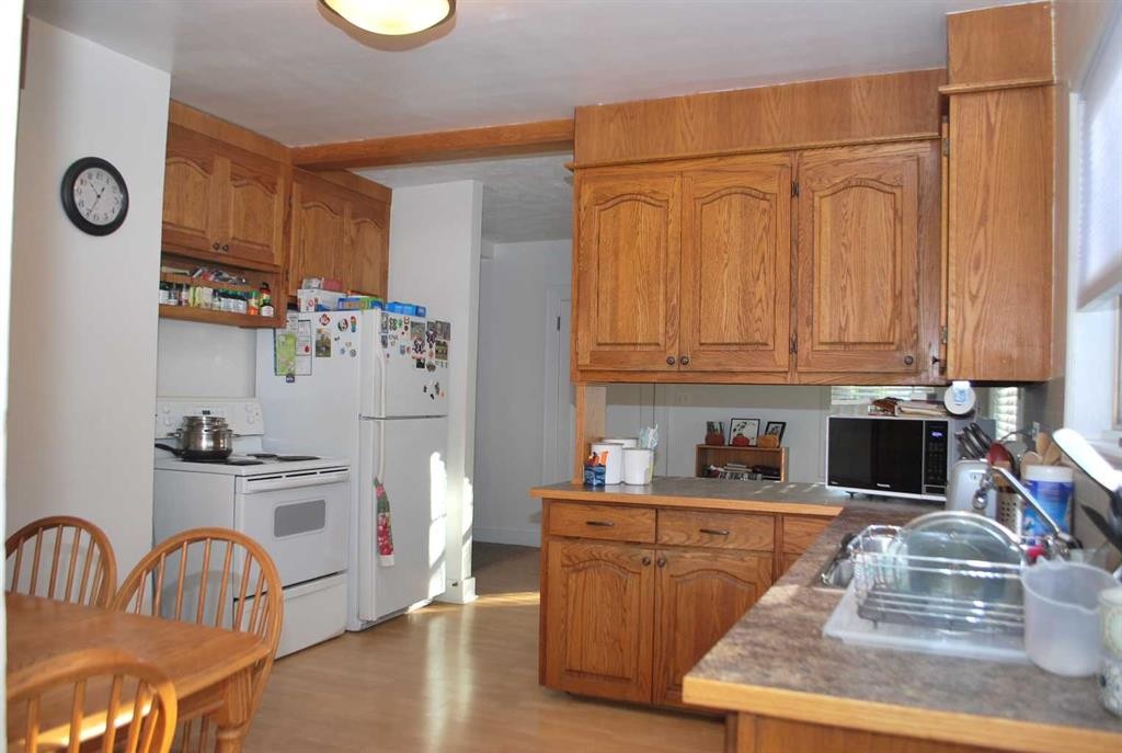246 N 100 E, Raymond, AB - Indoor Photo Showing Kitchen With Double Sink