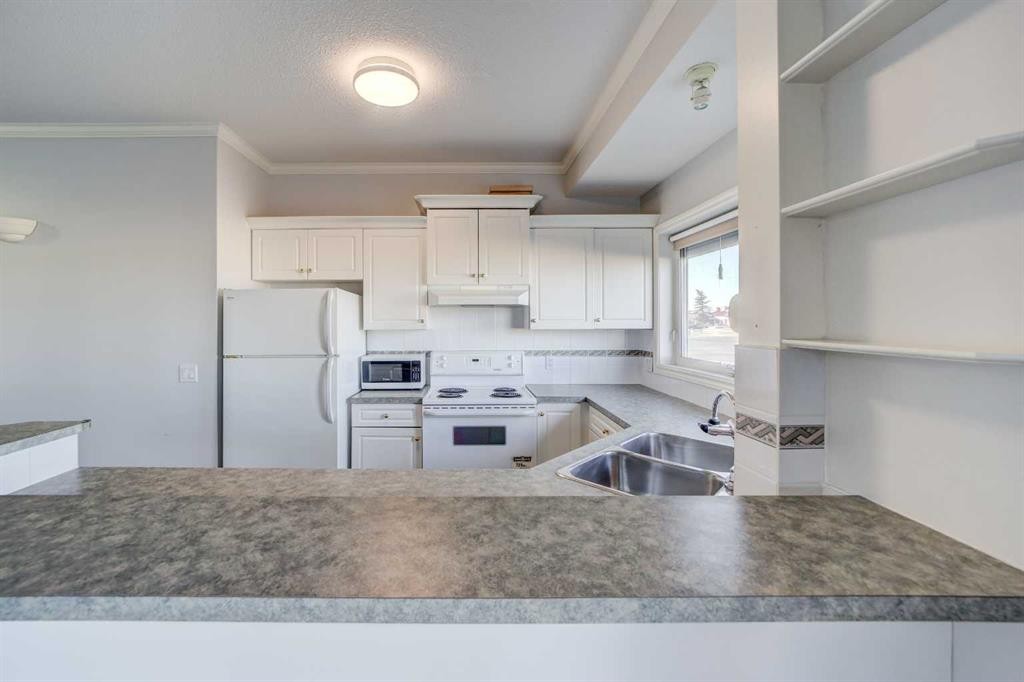103-6 Skyline Crescent, Claresholm, AB - Indoor Photo Showing Kitchen With Double Sink