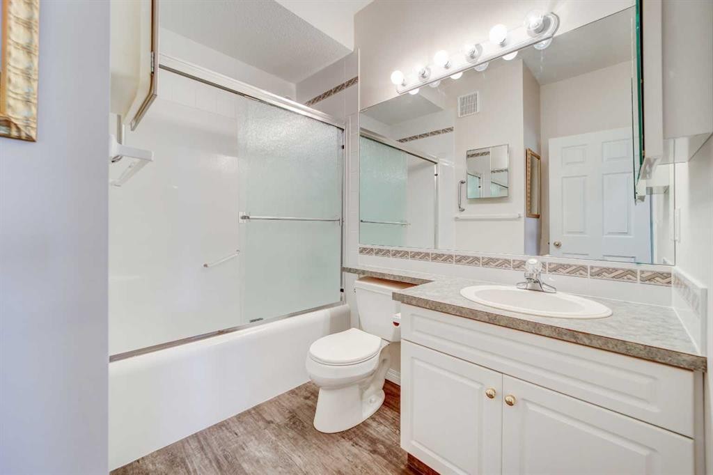 103-6 Skyline Crescent, Claresholm, AB - Indoor Photo Showing Bathroom