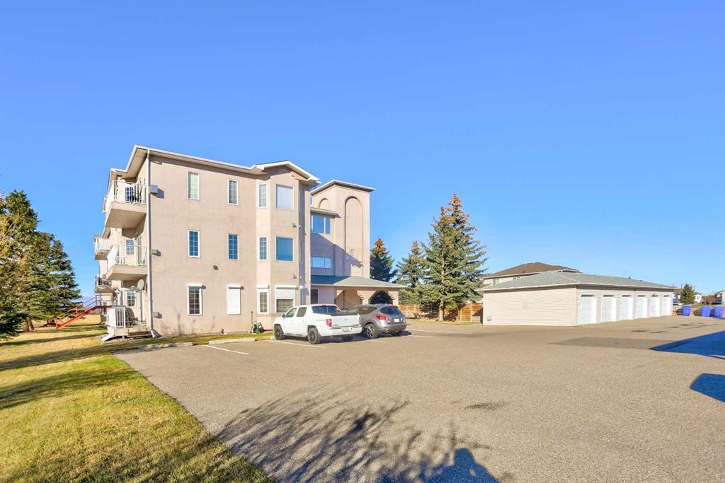 103-6 Skyline Crescent, Claresholm, AB - Outdoor