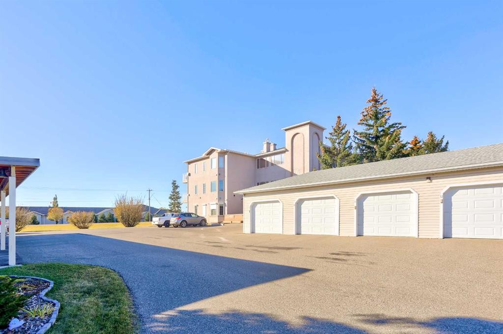 103-6 Skyline Crescent, Claresholm, AB - Outdoor