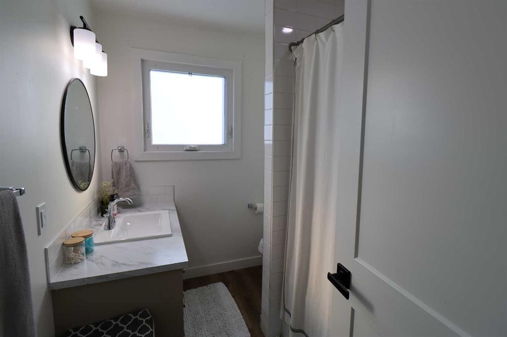 5707 50 St, Taber, AB - Indoor Photo Showing Bathroom