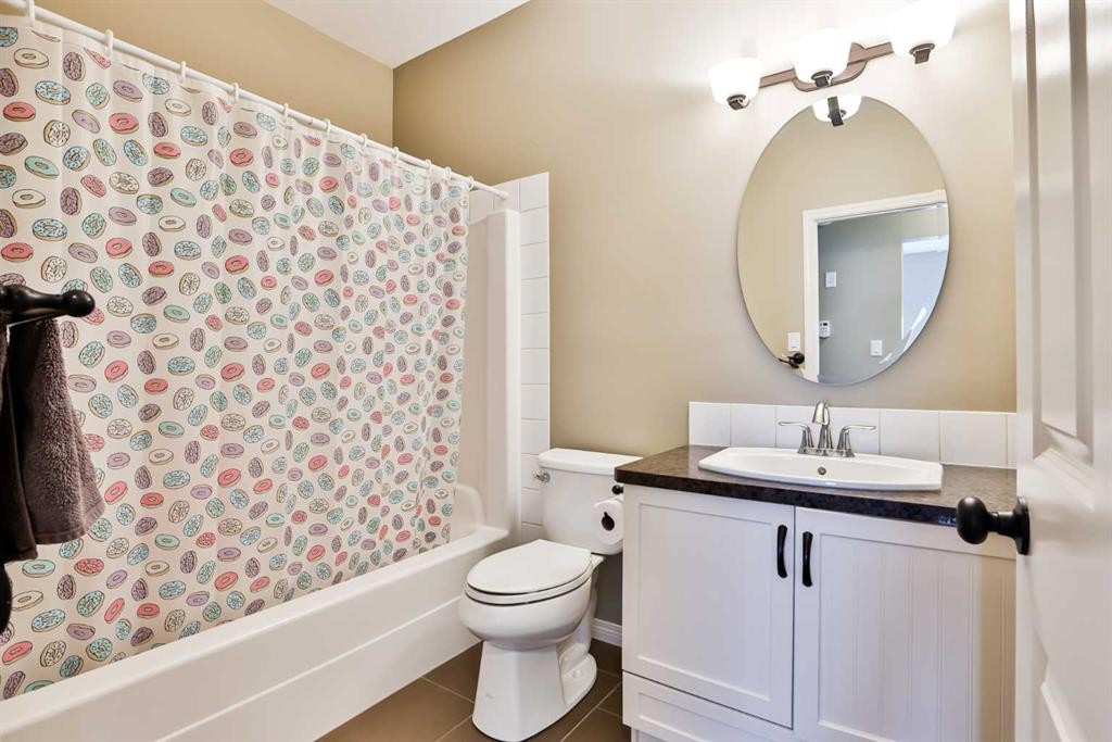 887 Keystone Meadows West, Lethbridge, AB - Indoor Photo Showing Bathroom