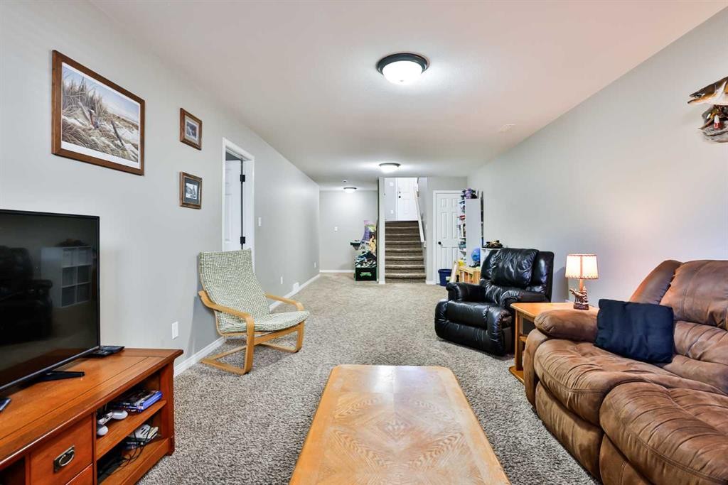 887 Keystone Meadows West, Lethbridge, AB - Indoor Photo Showing Living Room