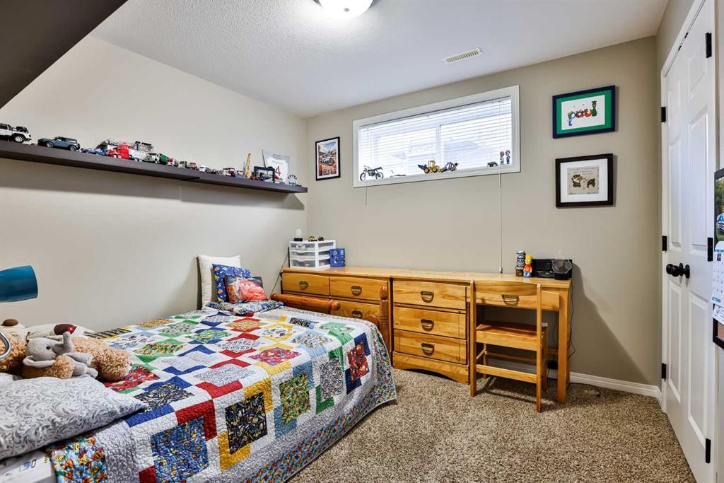 887 Keystone Meadows West, Lethbridge, AB - Indoor Photo Showing Bedroom