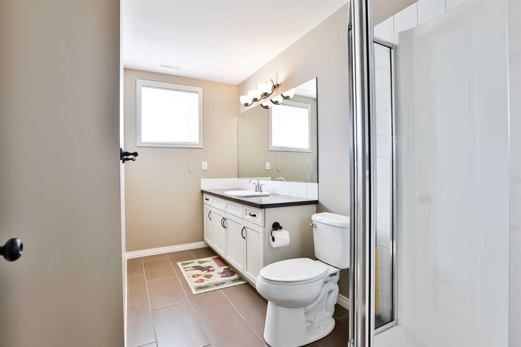 887 Keystone Meadows West, Lethbridge, AB - Indoor Photo Showing Bathroom