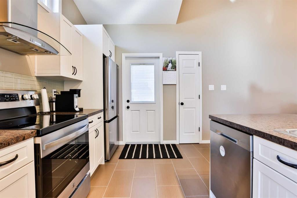 887 Keystone Meadows West, Lethbridge, AB - Indoor Photo Showing Kitchen