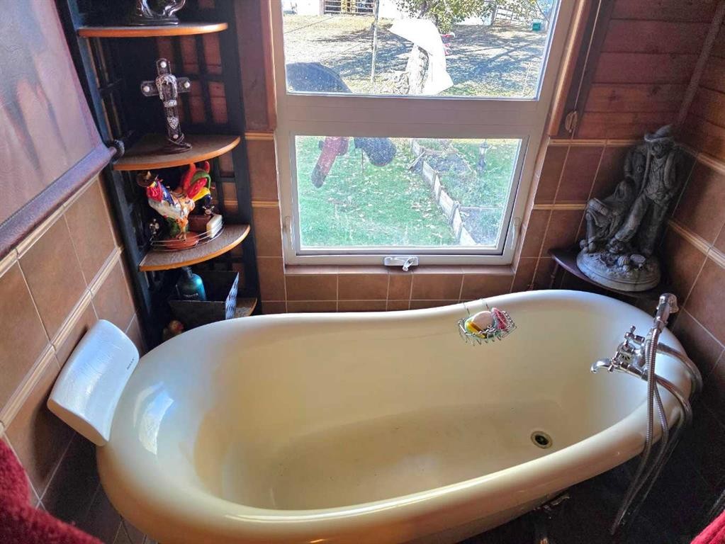 275083 Twp Rd 41, Hill Spring, AB - Indoor Photo Showing Bathroom