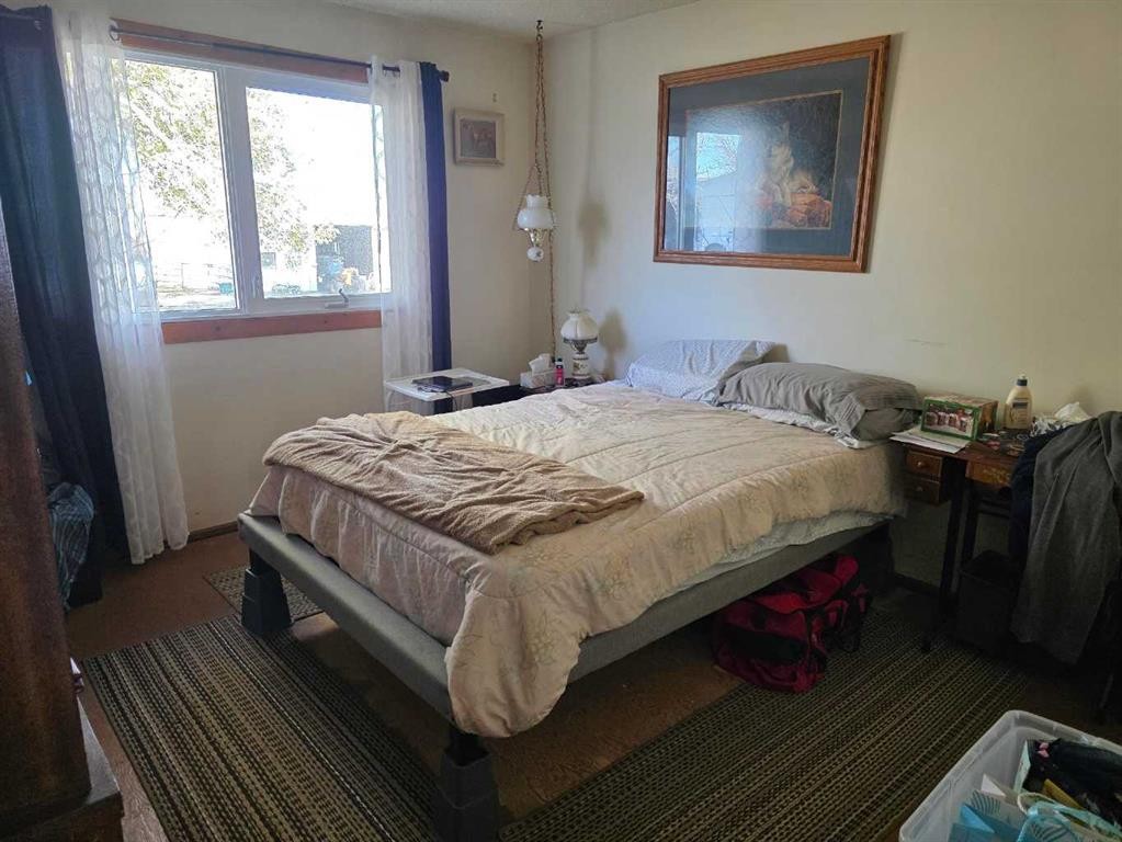 275083 Twp Rd 41, Hill Spring, AB - Indoor Photo Showing Bedroom