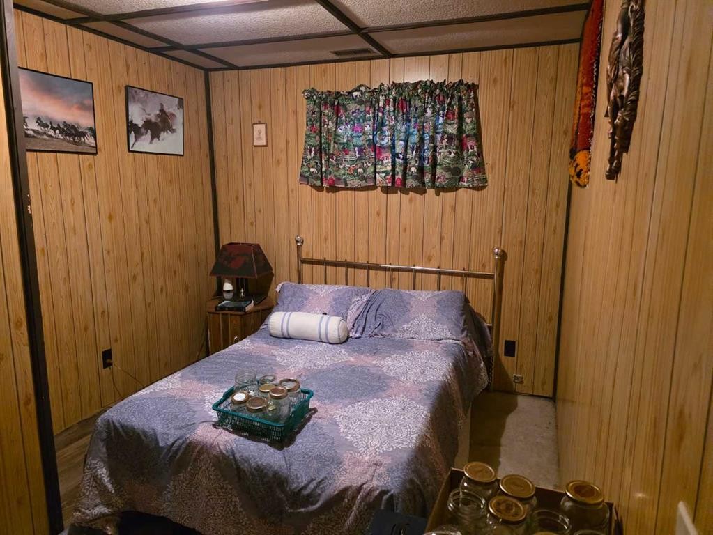 275083 Twp Rd 41, Hill Spring, AB - Indoor Photo Showing Bedroom