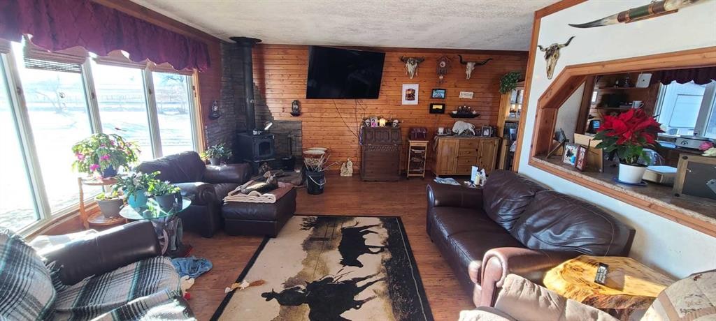 275083 Twp Rd 41, Hill Spring, AB - Indoor Photo Showing Living Room