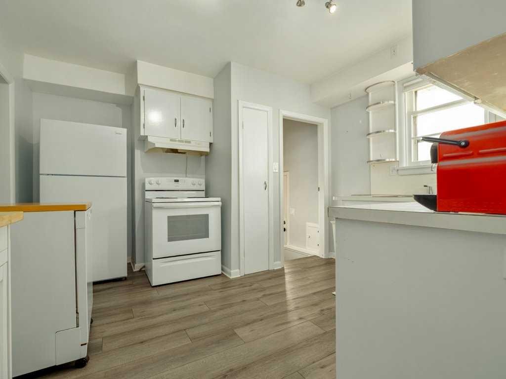 2704 3 Avenue South, Lethbridge, AB - Indoor Photo Showing Kitchen