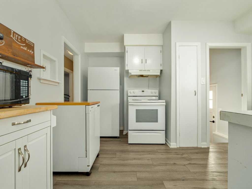 2704 3 Avenue South, Lethbridge, AB - Indoor Photo Showing Kitchen