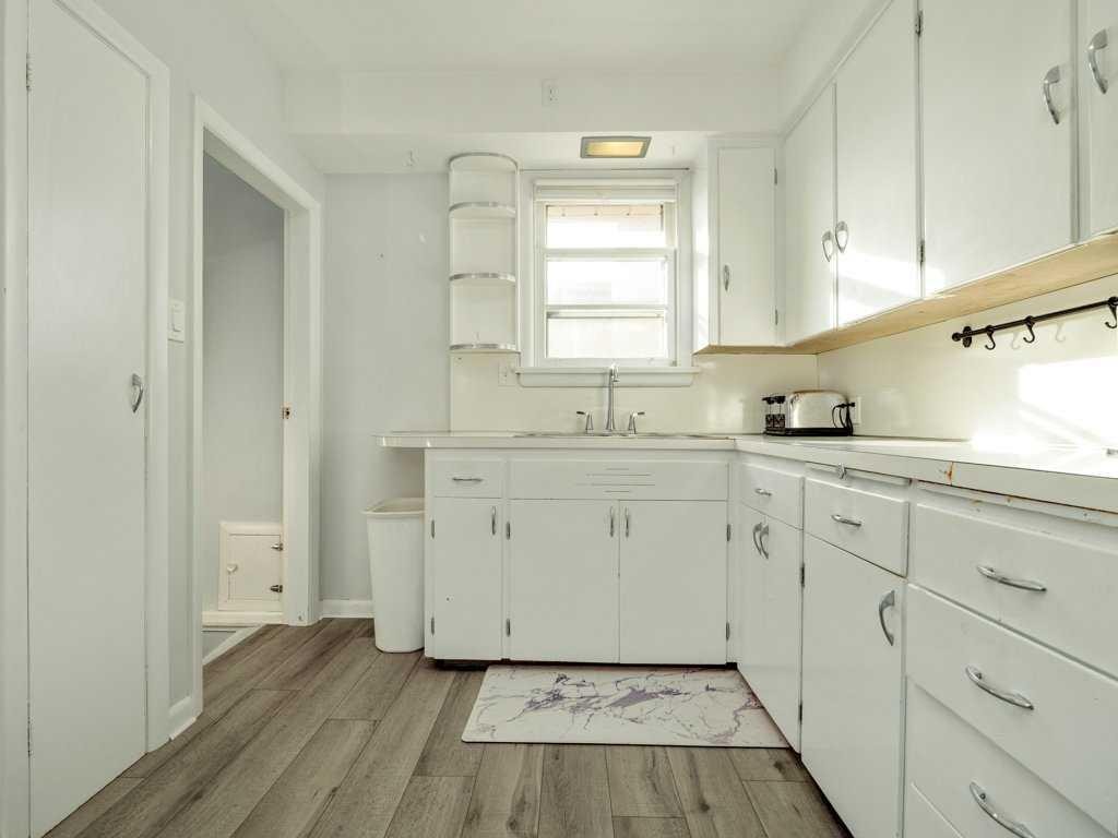 2704 3 Avenue South, Lethbridge, AB - Indoor Photo Showing Kitchen