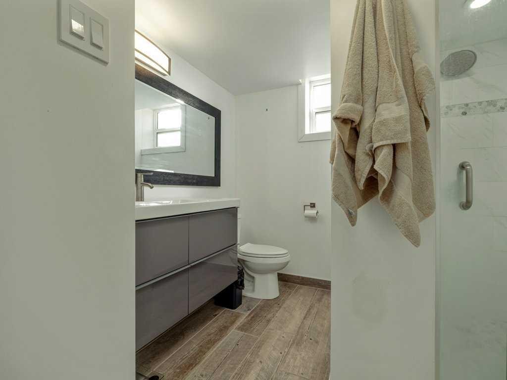 2704 3 Avenue South, Lethbridge, AB - Indoor Photo Showing Bathroom