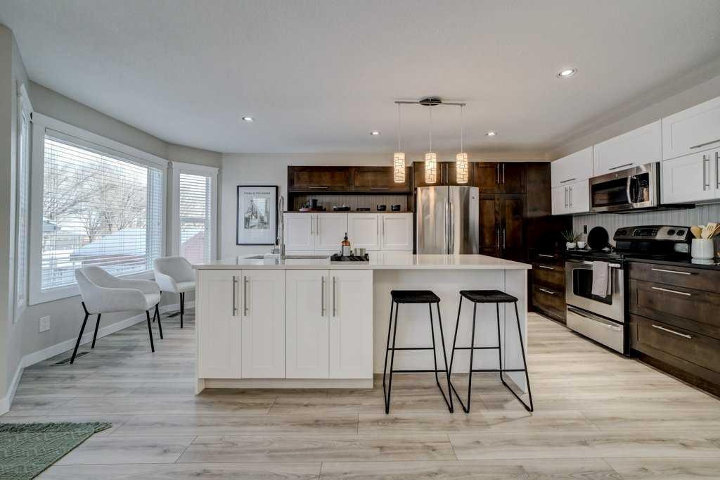 29 Peigan Court West, Lethbridge, AB - Indoor Photo Showing Kitchen With Upgraded Kitchen
