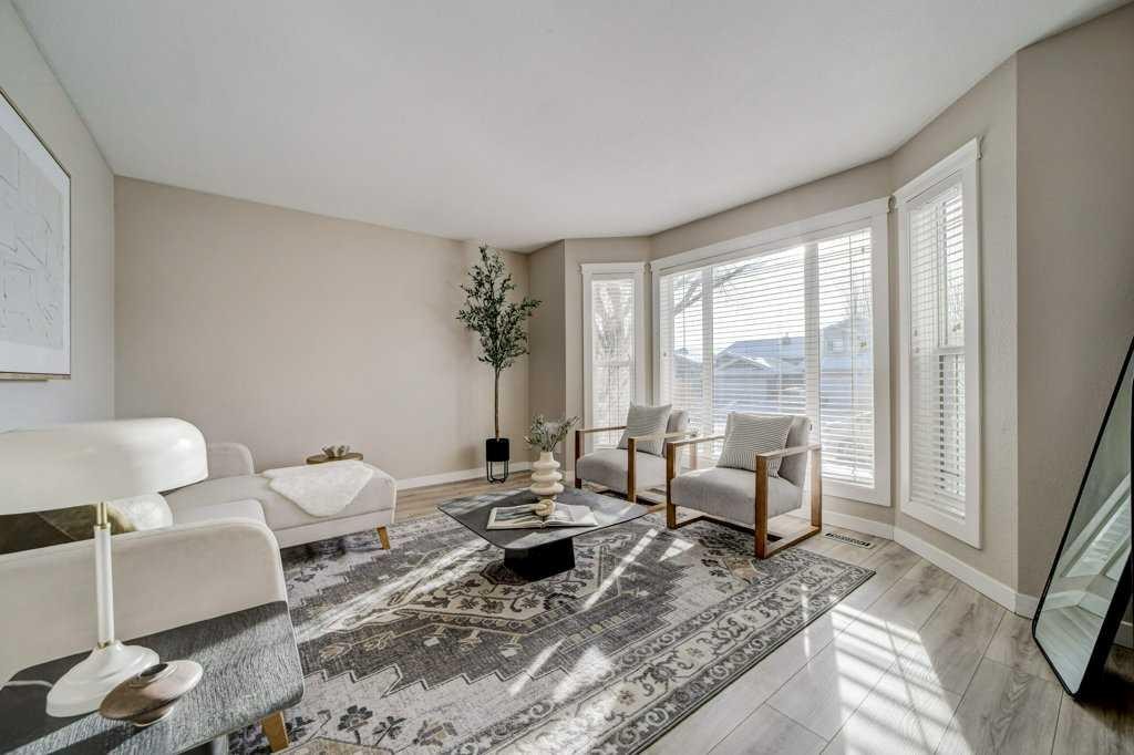 29 Peigan Court West, Lethbridge, AB - Indoor Photo Showing Living Room