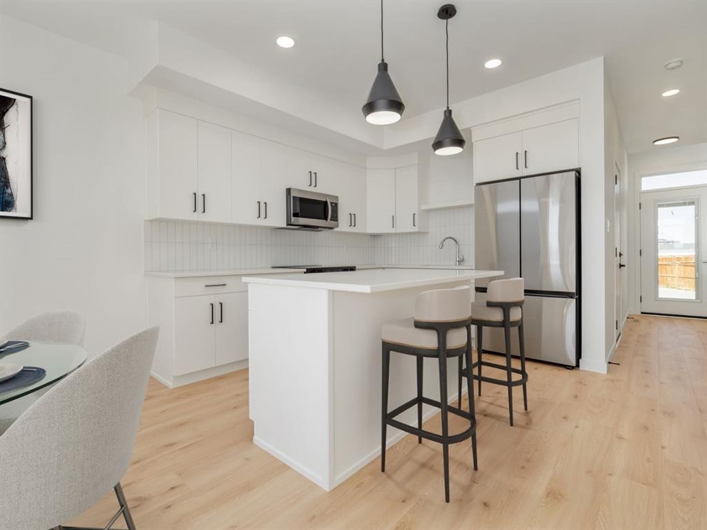 673 Blackwolf Boulevard North, Lethbridge, AB - Indoor Photo Showing Kitchen With Upgraded Kitchen