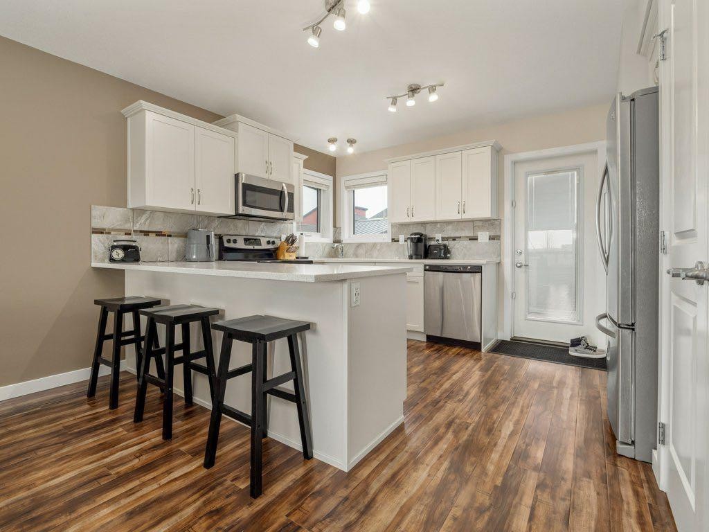359 Caledonia Boulevard West, Lethbridge, AB - Indoor Photo Showing Kitchen With Upgraded Kitchen