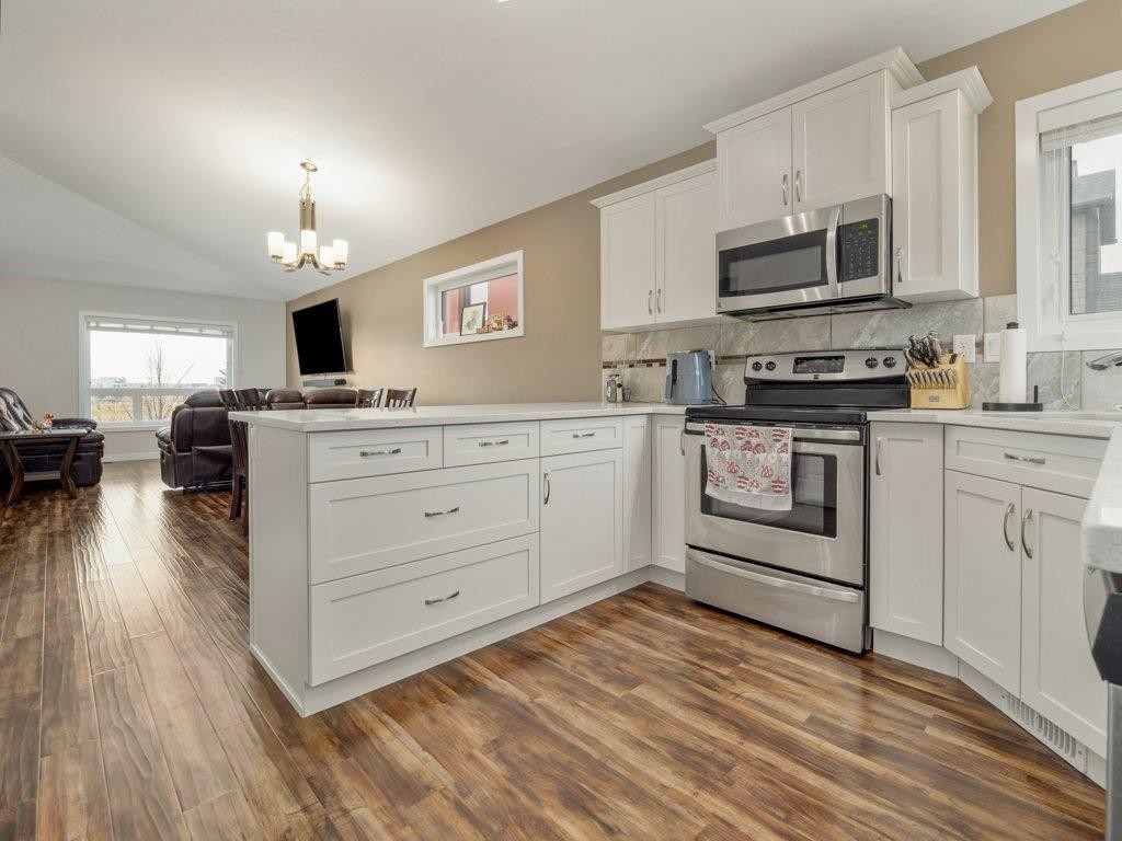 359 Caledonia Boulevard West, Lethbridge, AB - Indoor Photo Showing Kitchen