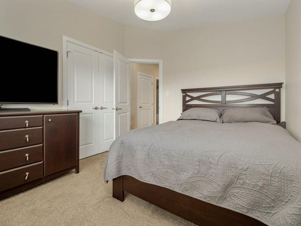 359 Caledonia Boulevard West, Lethbridge, AB - Indoor Photo Showing Bedroom