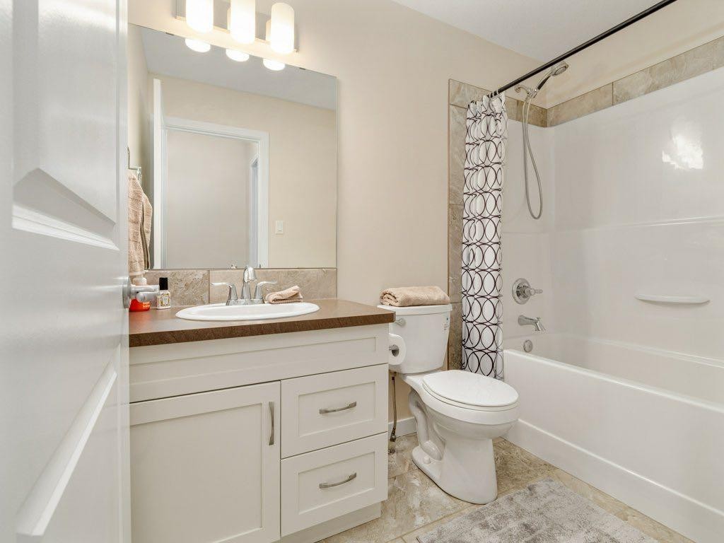 359 Caledonia Boulevard West, Lethbridge, AB - Indoor Photo Showing Bathroom