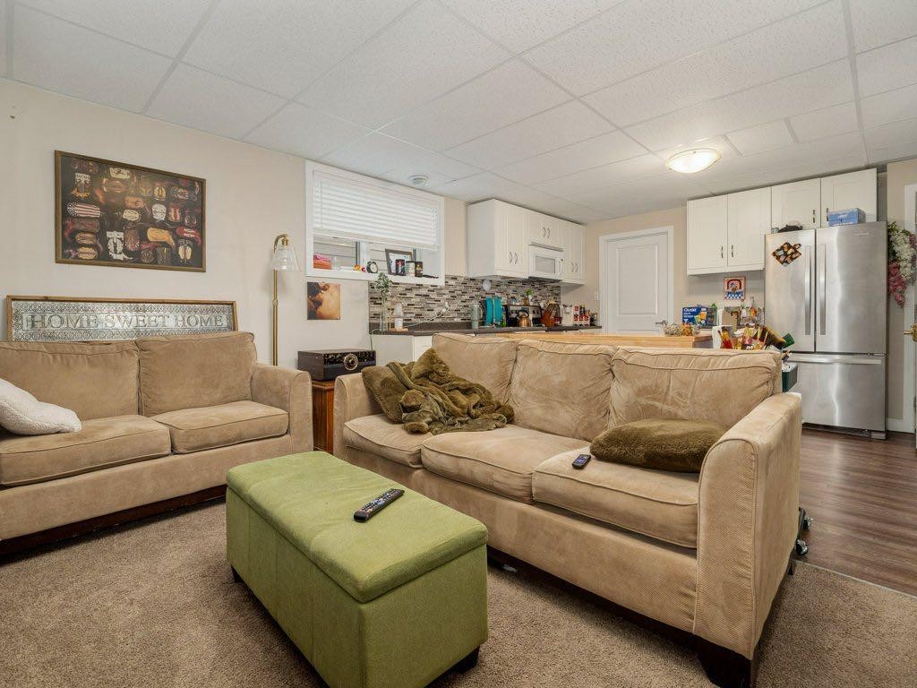 359 Caledonia Boulevard West, Lethbridge, AB - Indoor Photo Showing Living Room