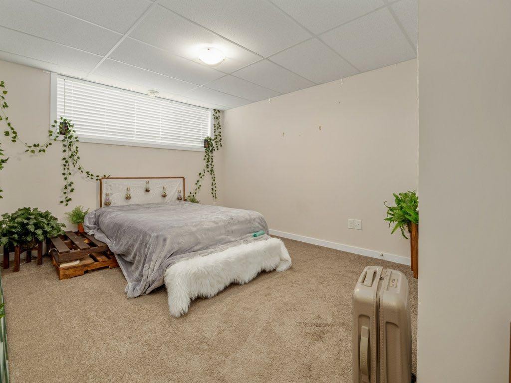 359 Caledonia Boulevard West, Lethbridge, AB - Indoor Photo Showing Bedroom