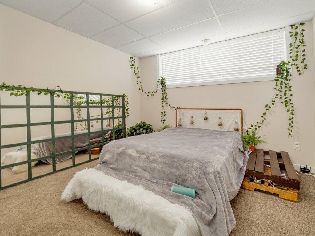 359 Caledonia Boulevard West, Lethbridge, AB - Indoor Photo Showing Bedroom