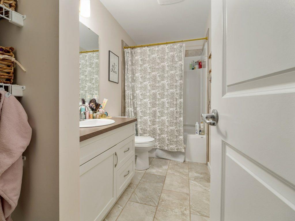 359 Caledonia Boulevard West, Lethbridge, AB - Indoor Photo Showing Bathroom