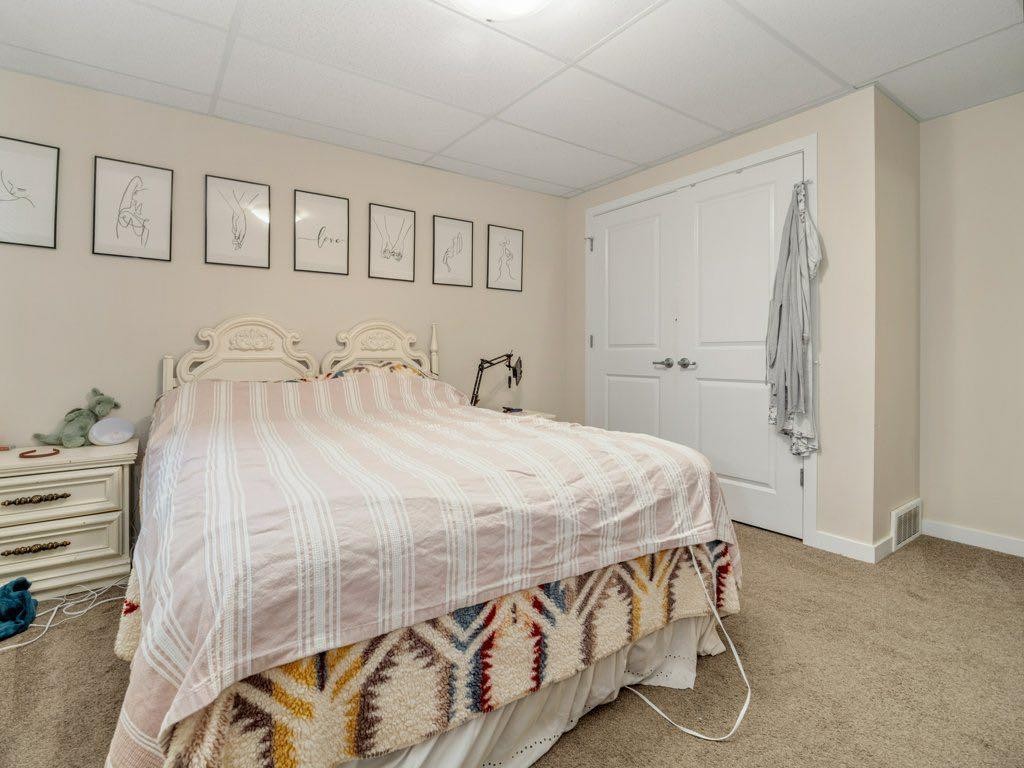 359 Caledonia Boulevard West, Lethbridge, AB - Indoor Photo Showing Bedroom