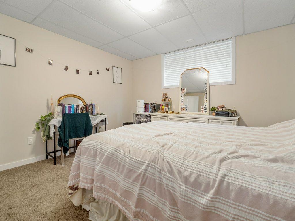 359 Caledonia Boulevard West, Lethbridge, AB - Indoor Photo Showing Bedroom