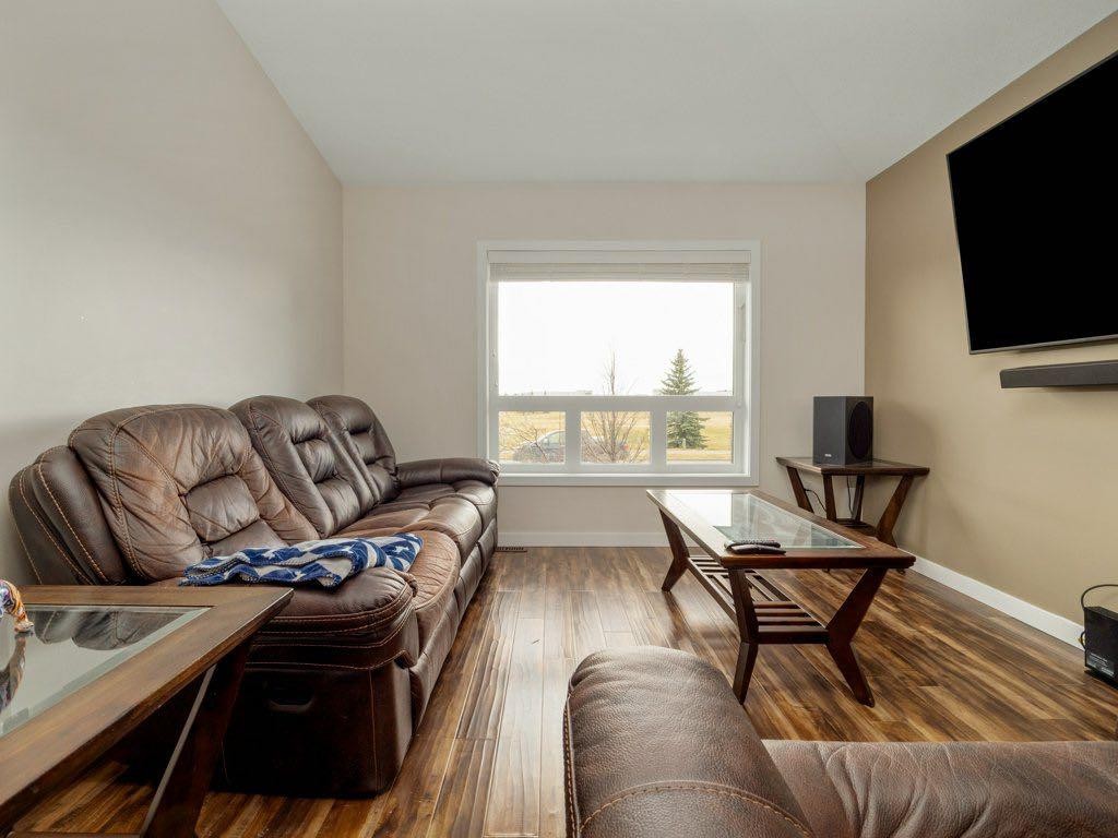 359 Caledonia Boulevard West, Lethbridge, AB - Indoor Photo Showing Living Room